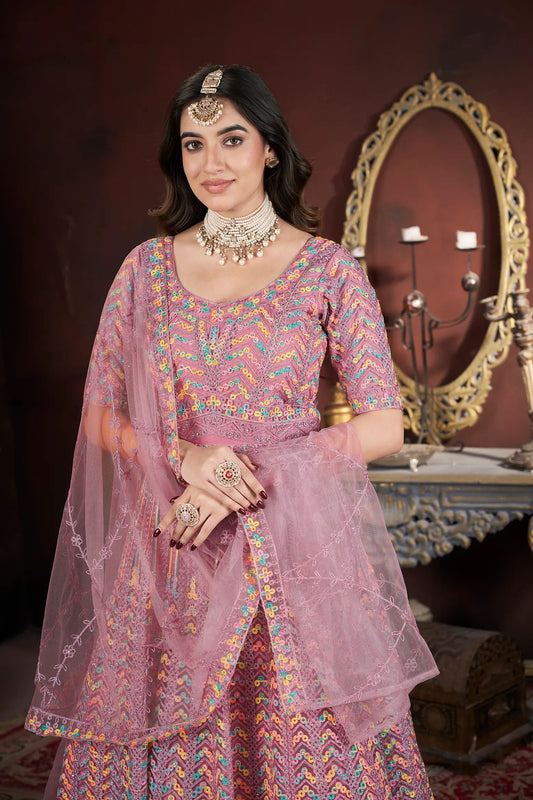 Fertiges Kleid in Pfirsich mit Stickerei und Zarkan, begleitet von einem Dupatta