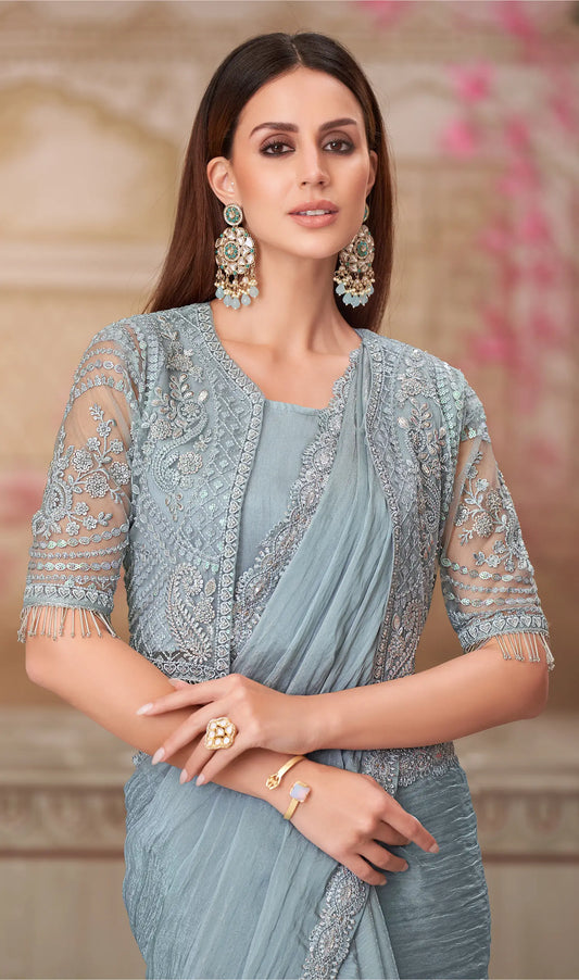 Sari de soirée gris argenté en georgette avec veste, orné de broderies au fil et de sequins