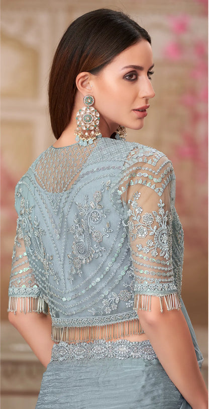 Sari de soirée gris argenté en georgette avec veste, orné de broderies au fil et de sequins