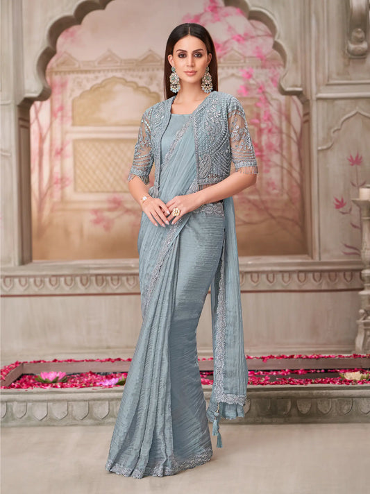 Sari de soirée gris argenté en georgette avec veste, orné de broderies au fil et de sequins
