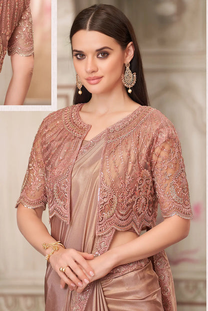 Sari de fête en georgette dorée shimmer scintillante avec broderie au fil et sequins, accompagné d’une veste