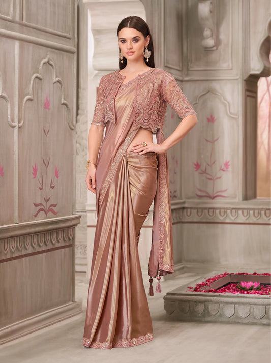 Sari de fête en georgette dorée shimmer scintillante avec broderie au fil et sequins, accompagné d’une veste