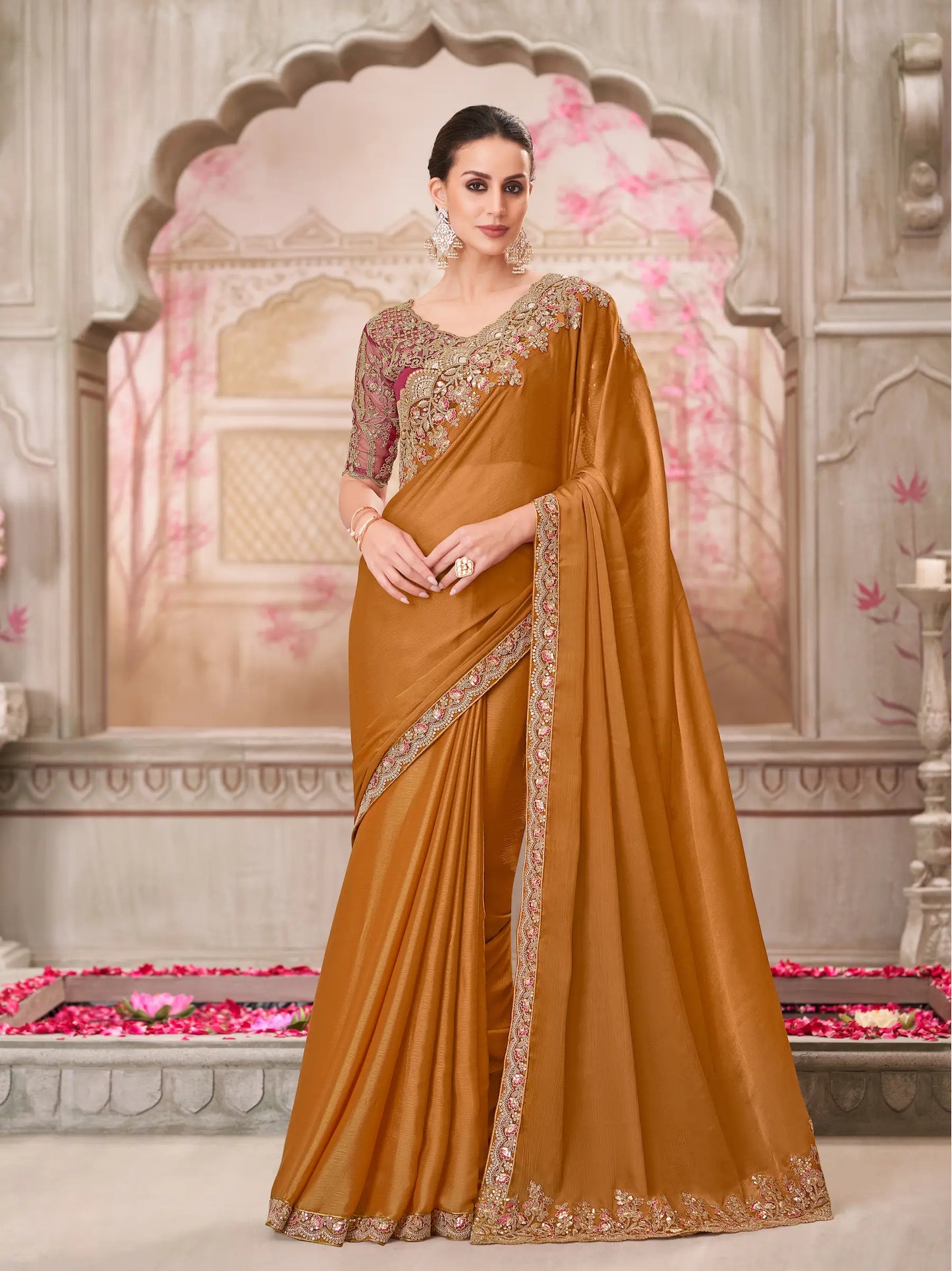 Sari de soirée en soie chiffon dorée brillante avec broderies de sequins et de fil