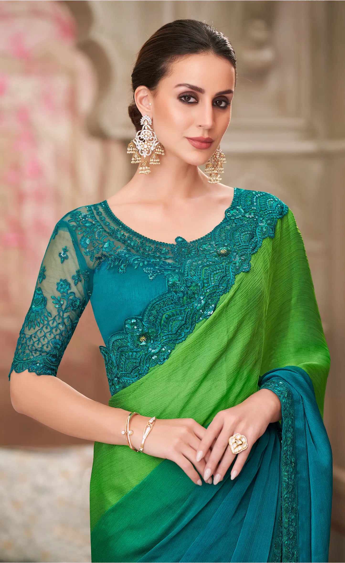 Sari de soirée en satin chiffon verte et bleue lagon dégradé avec broderie au fil et sequins