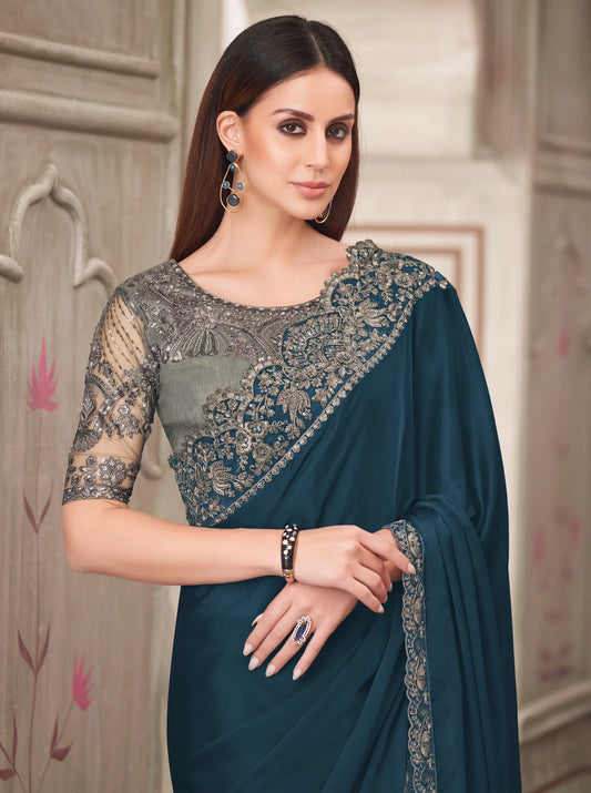 Sari de soirée en satin georgette bleu marine avec broderie de sequins et de fils