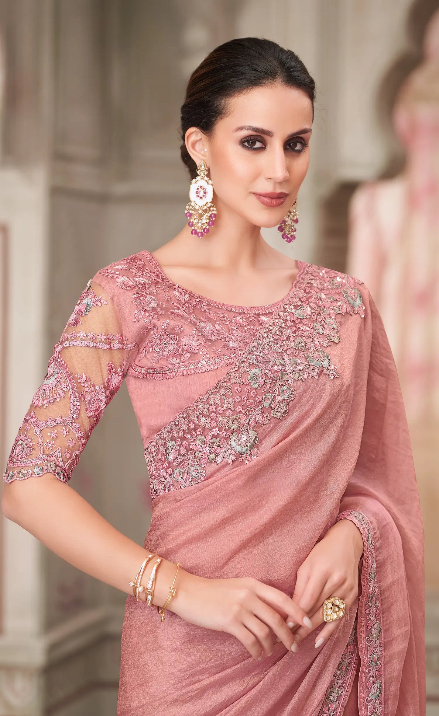 Sari de soirée en georgette satinée rose poudré avec broderie de sequins et fil