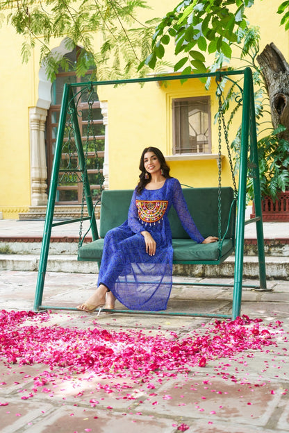 Eleganter rosa-grauer Braut-Lehenga mit Zarkan-Stickerei und Pailletten