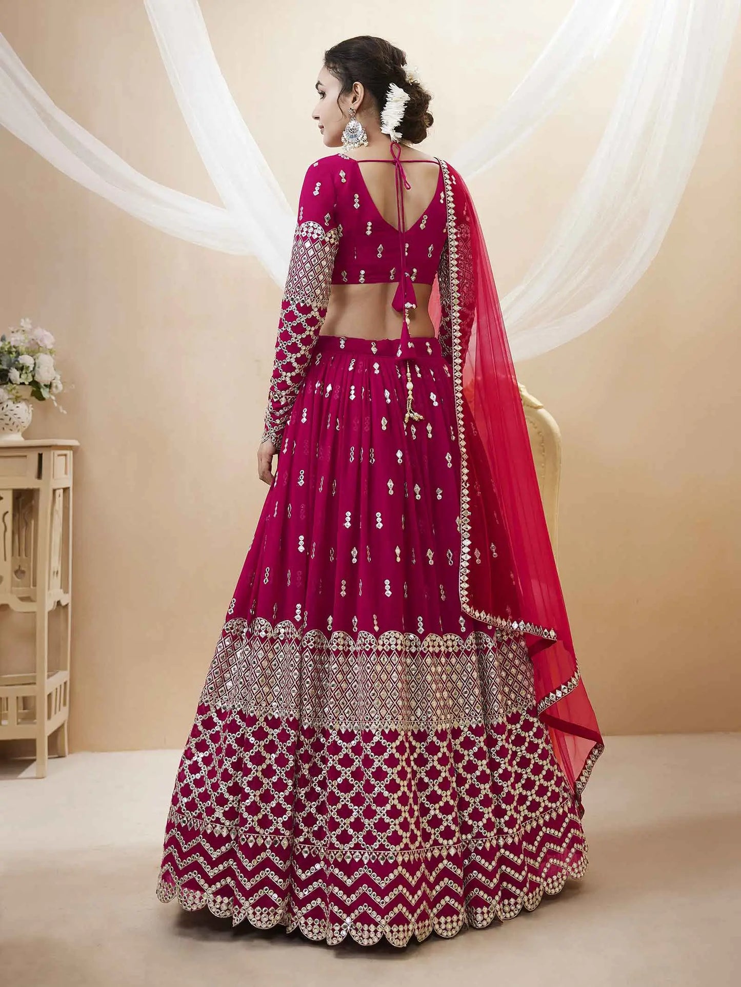 Lehenga Georgette Fuchsia avec broderie en sequins et zari, accompagné d’un dupatta