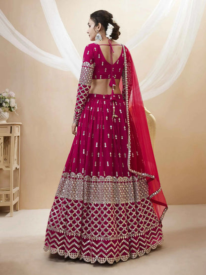 Lehenga Georgette Fuchsia avec broderie en sequins et zari, accompagné d’un dupatta