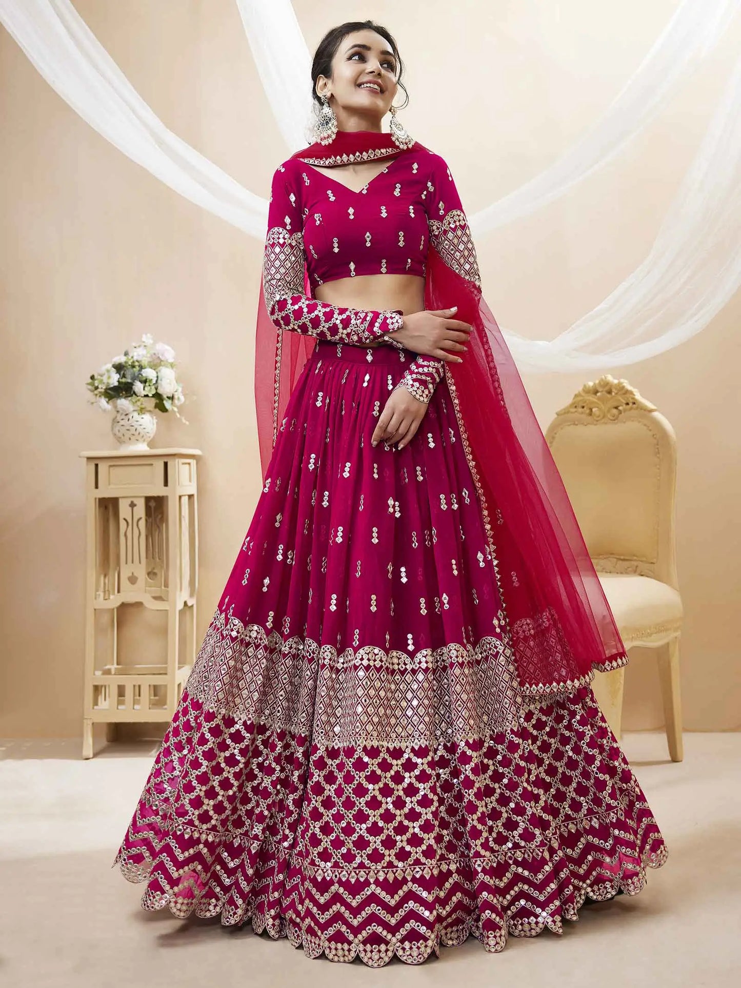 Lehenga Georgette Fuchsia avec broderie en sequins et zari, accompagné d’un dupatta