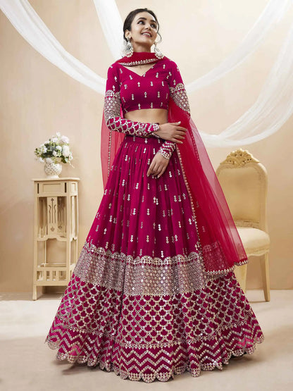 Lehenga Georgette Fuchsia avec broderie en sequins et zari, accompagné d’un dupatta