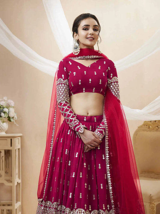 Lehenga Georgette Fuchsia avec broderie en sequins et zari, accompagné d’un dupatta