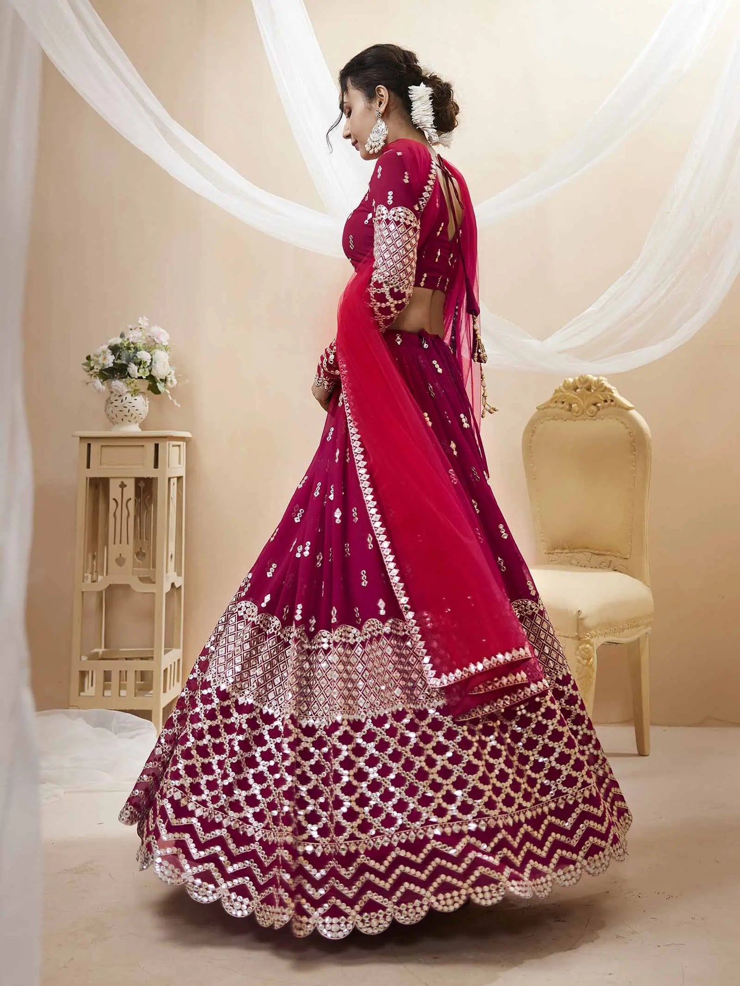 Lehenga Georgette Fuchsia avec broderie en sequins et zari, accompagné d’un dupatta