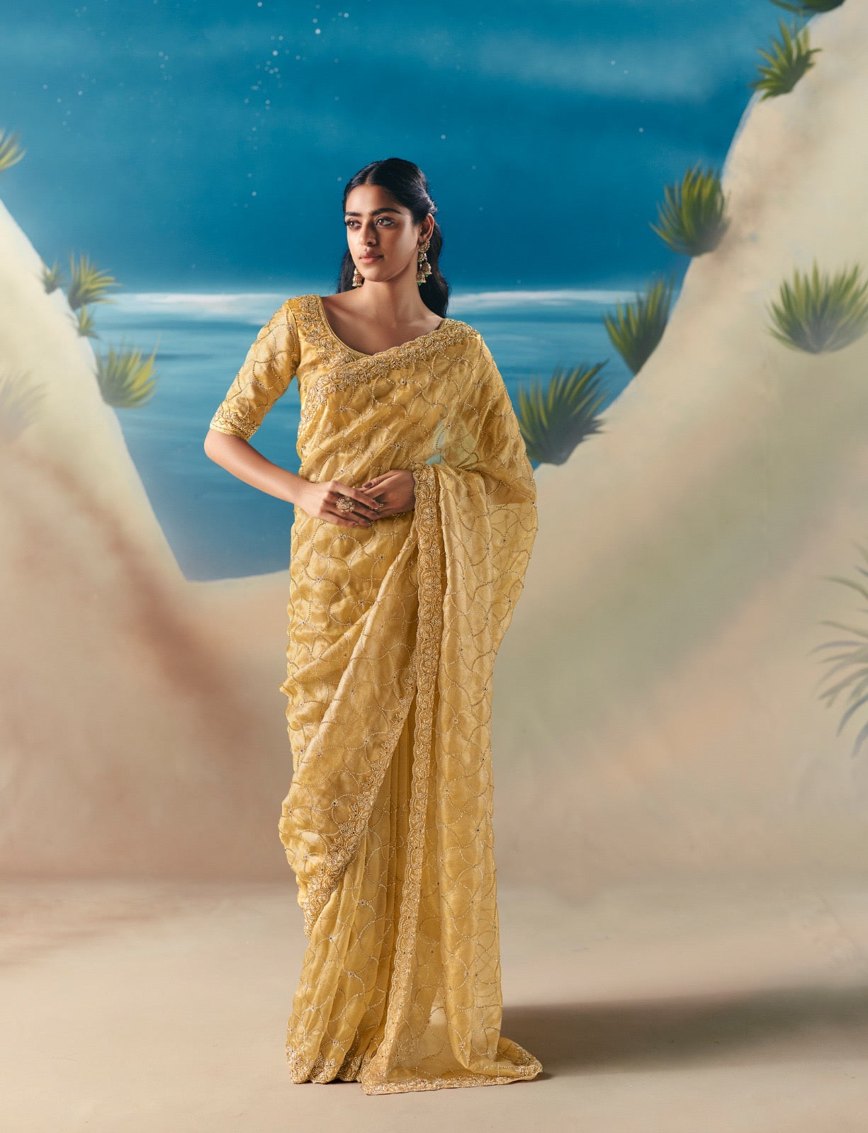 Sari jaune clair aux broderies de sequins et pierres scintillantes COLLECTION ANVESHI