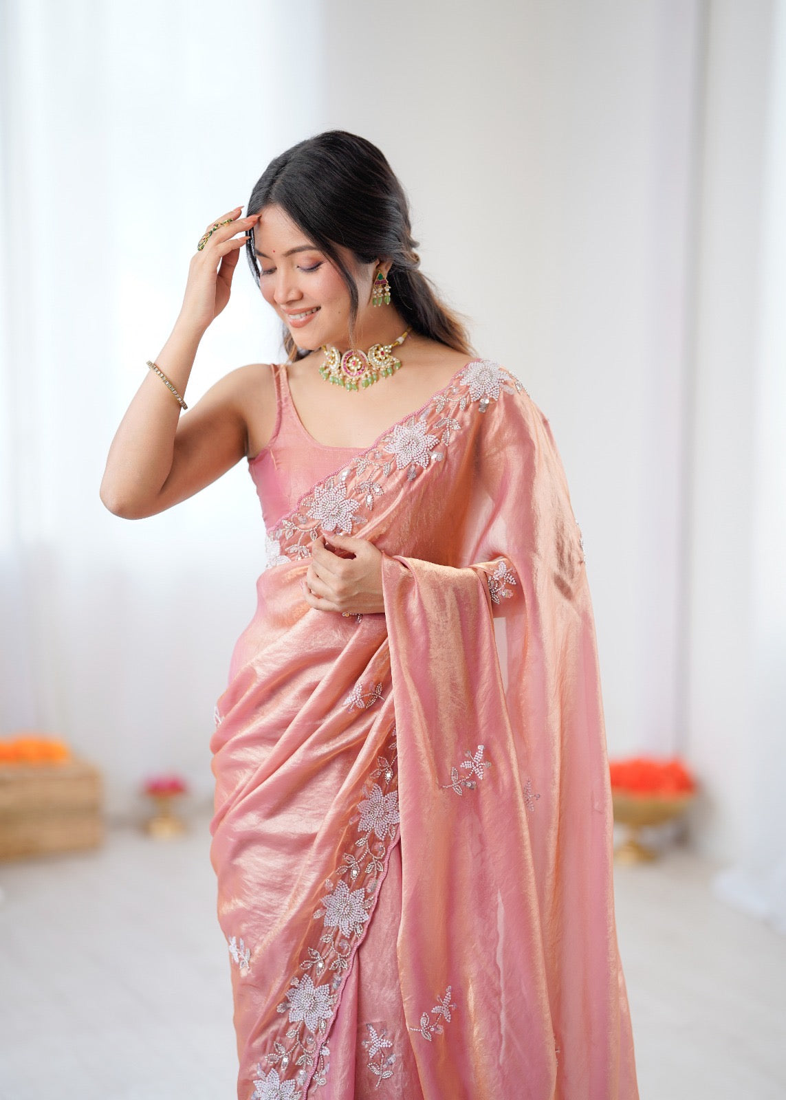 Sari rose or en satin premium brillant orné de perles, sequins et broderies COLLECTION NITA