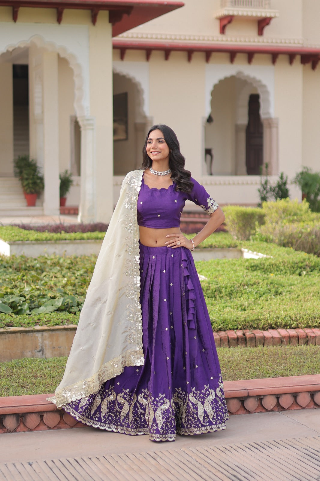 Lehenga violet foncé en Gold Crush avec dupatta crème et broderies de sequins COLLECTION HEMMA