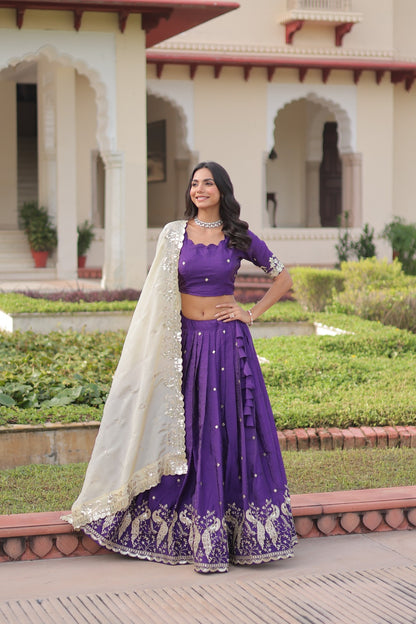 Lehenga violet foncé en Gold Crush avec dupatta crème et broderies de sequins COLLECTION HEMMA