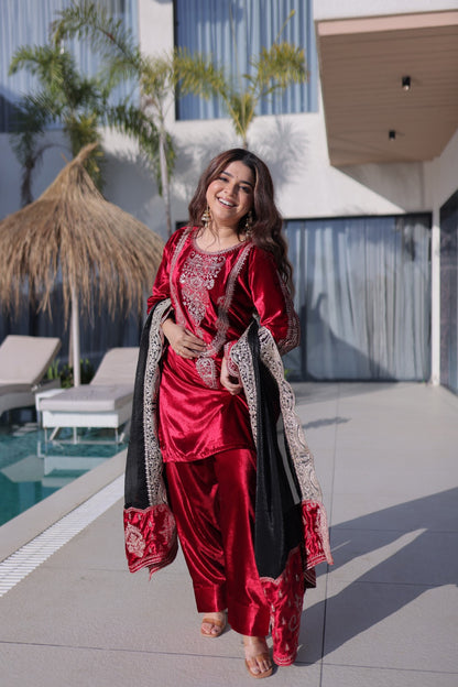 Ensemble Salwar rouge et noir en velours léger de qualité et broderies zari