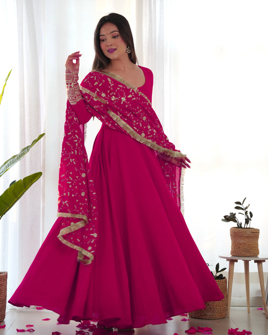 Romantisches Maxi-Anarkali-Kleid-Set in Fuchsia mit Stickerei