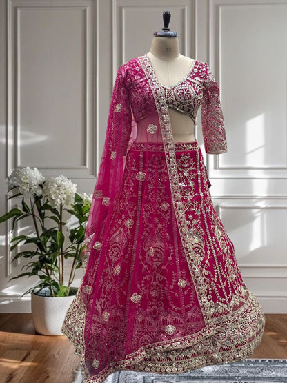 Lehenga rose fuchsia somptueux en butterfly net avec broderies de sequins