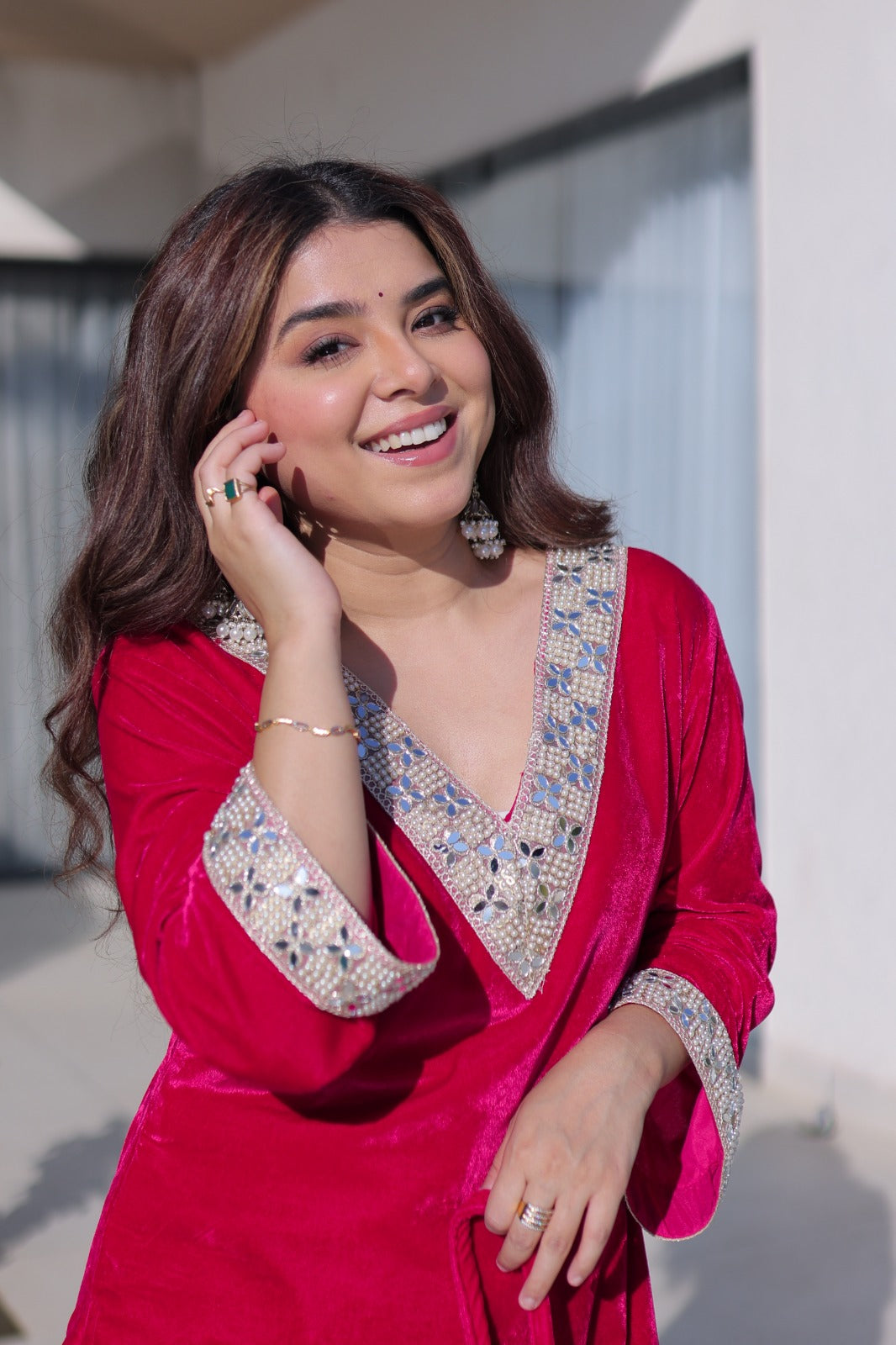 Ensemble Salwar Suit rouge vif et argenté en velours et zari avec sac style batwa assorti COLLECTION ZOYA