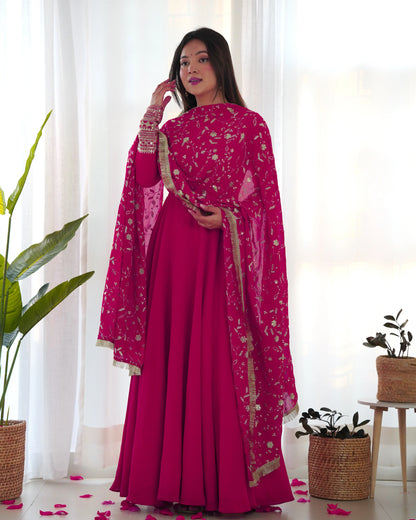 Romantisches Maxi-Anarkali-Kleid-Set in Fuchsia mit Stickerei