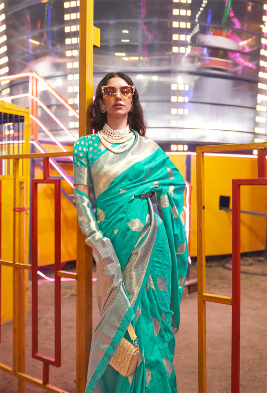 Sari en soie tissée à la main couleur turquoise foncé avec motifs artisanaux tissés à la main