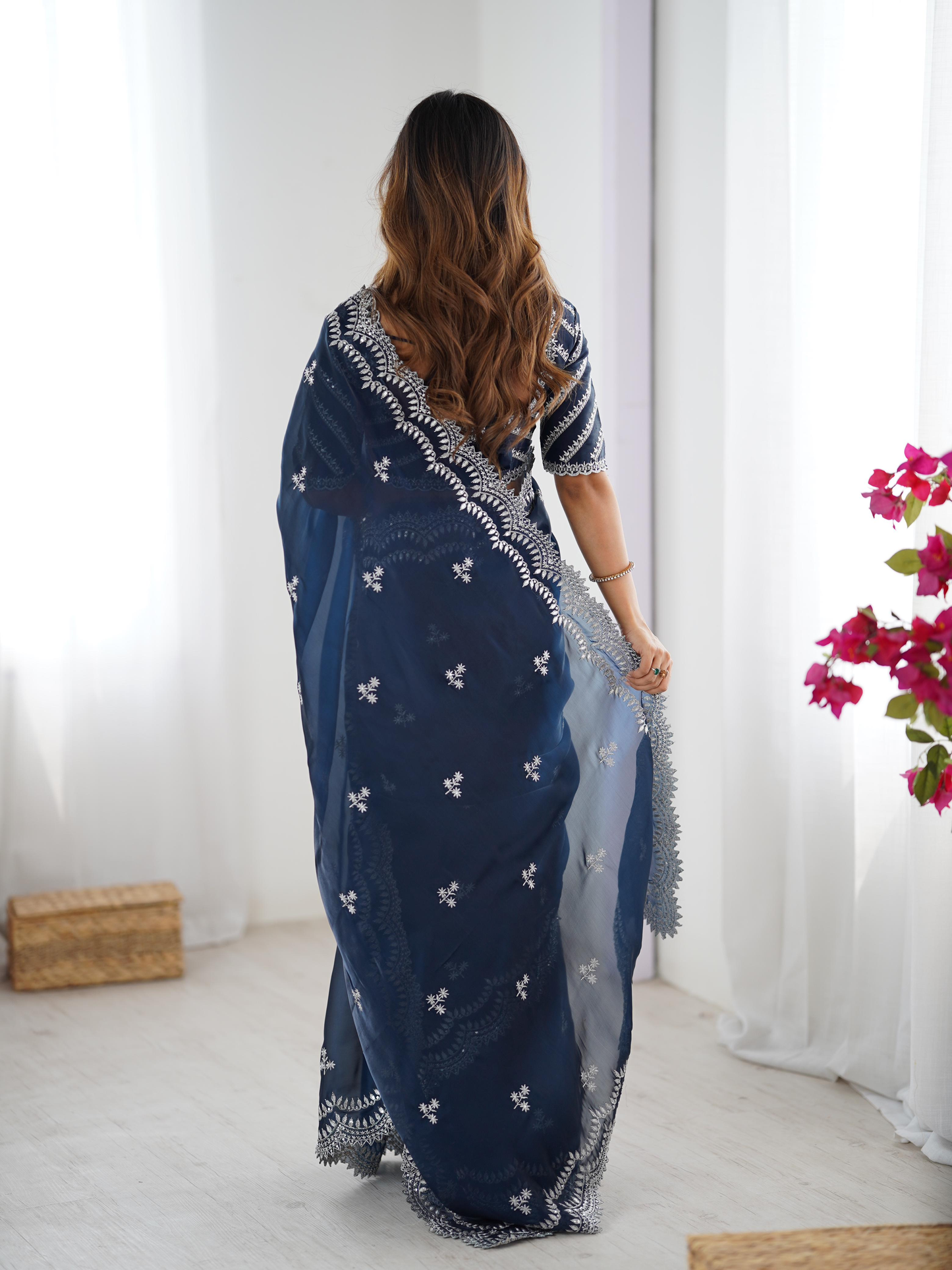 Sari de fête bleu marine scintillant avec broderies et sequins