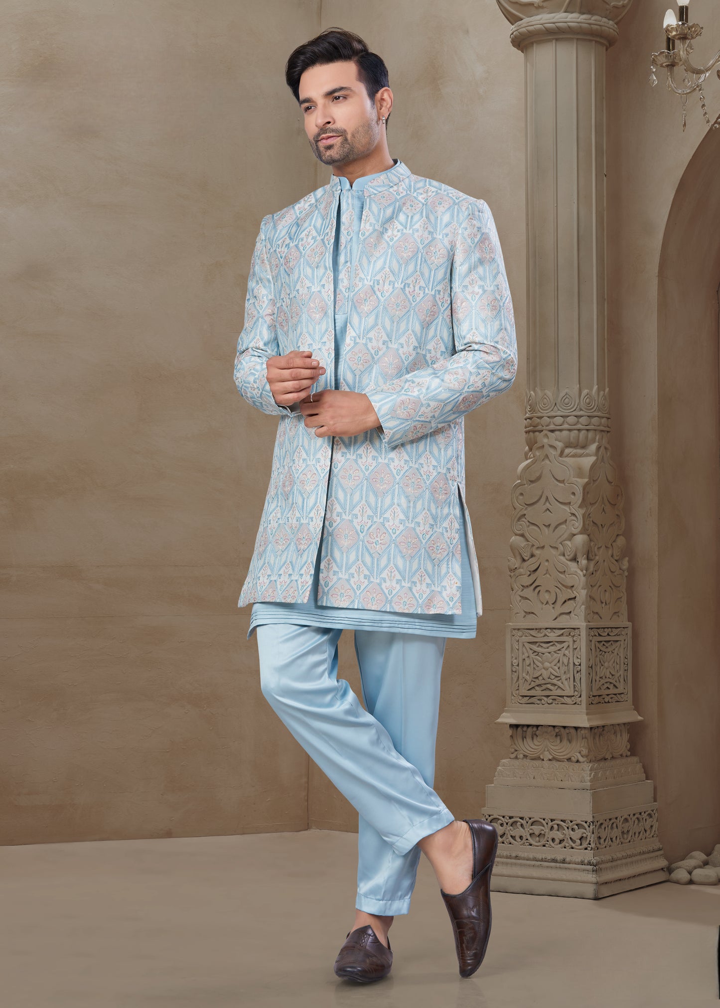 Ensemble Kurta bleu ciel avec Veste Sophistiqué à motifs traditionnels clairs