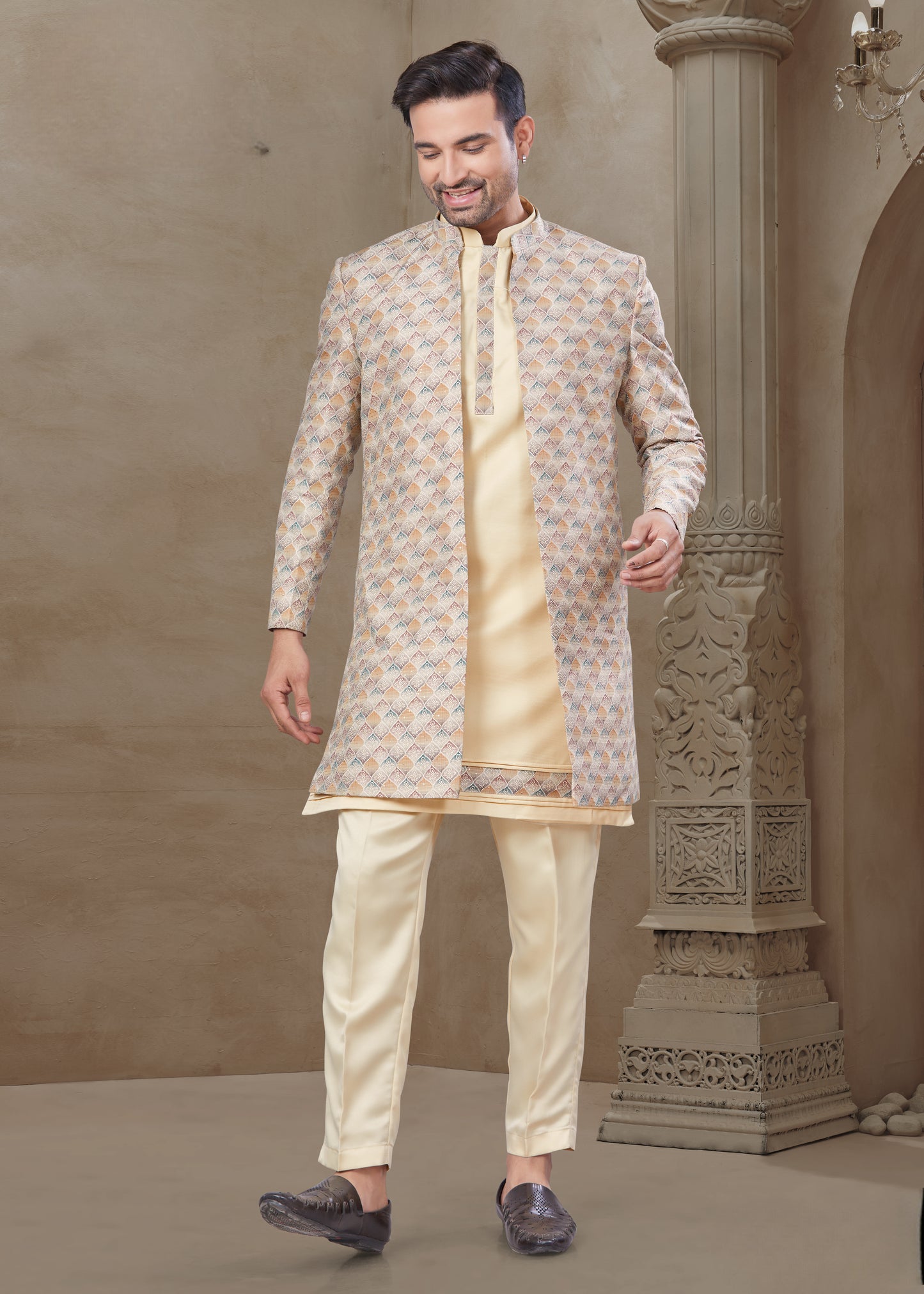Ensemble Kurta jaune clair avec Veste Sophistiqué à motifs colorés