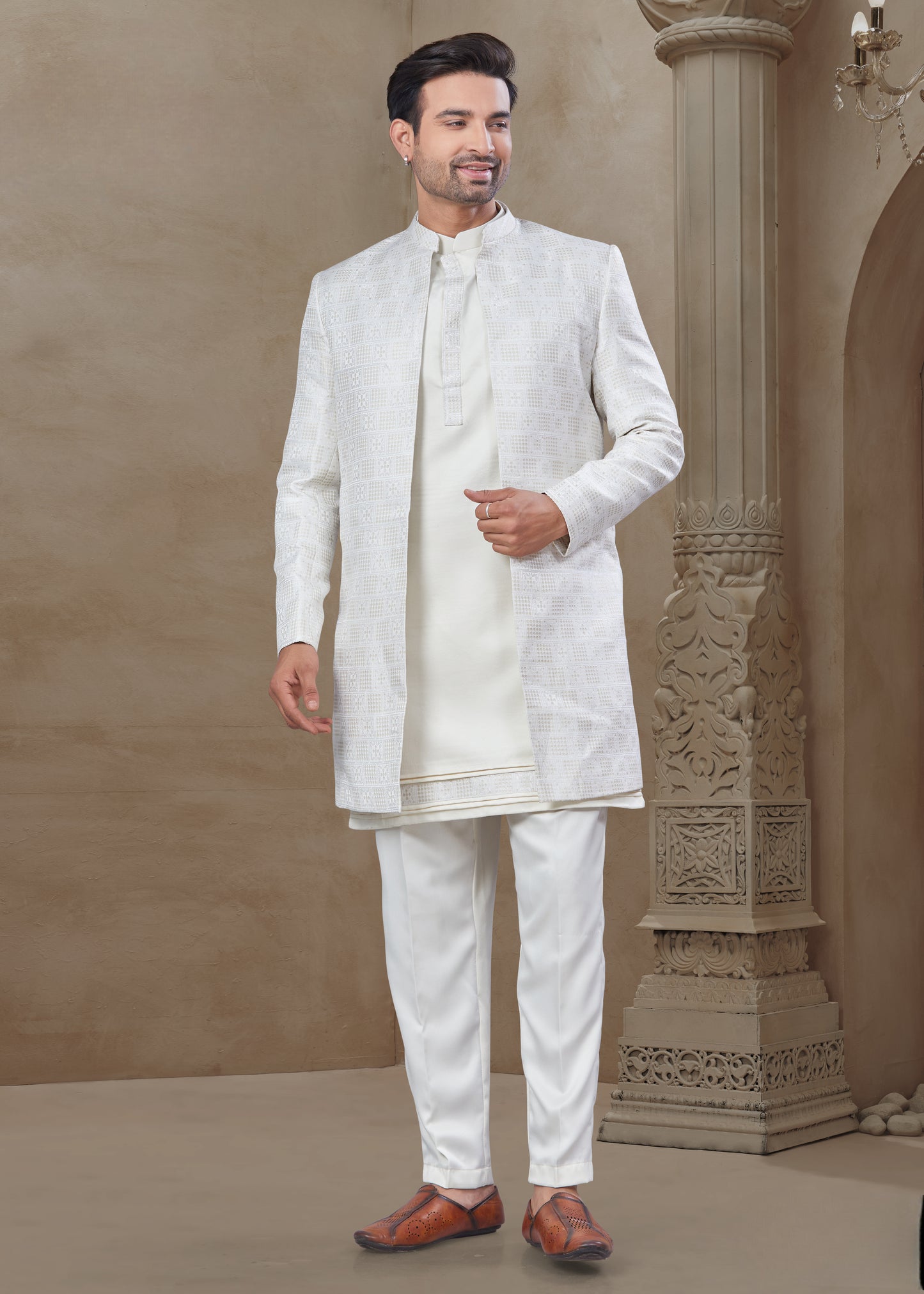 Ensemble Kurta blanc uni avec Veste Sophistiqué à détails géométriques bronzes mi-longue