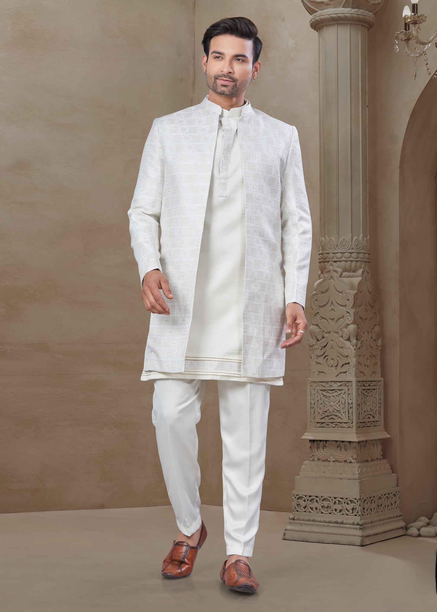 Ensemble Kurta blanc uni avec Veste Sophistiqué à détails géométriques bronzes mi-longue