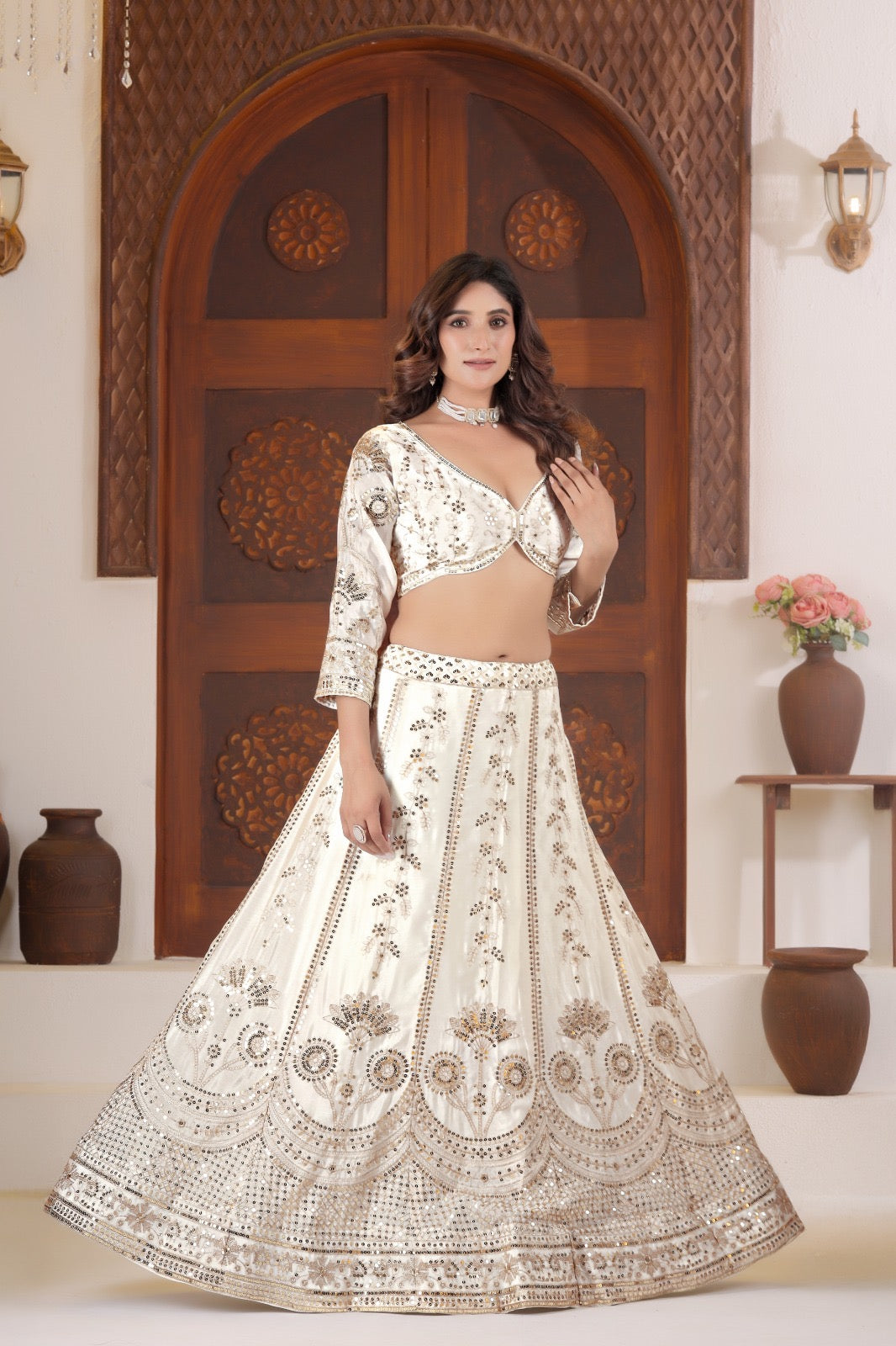 Lehenga blanc cygne scintillant en soie chinon et zari COLLECTION SANIYA