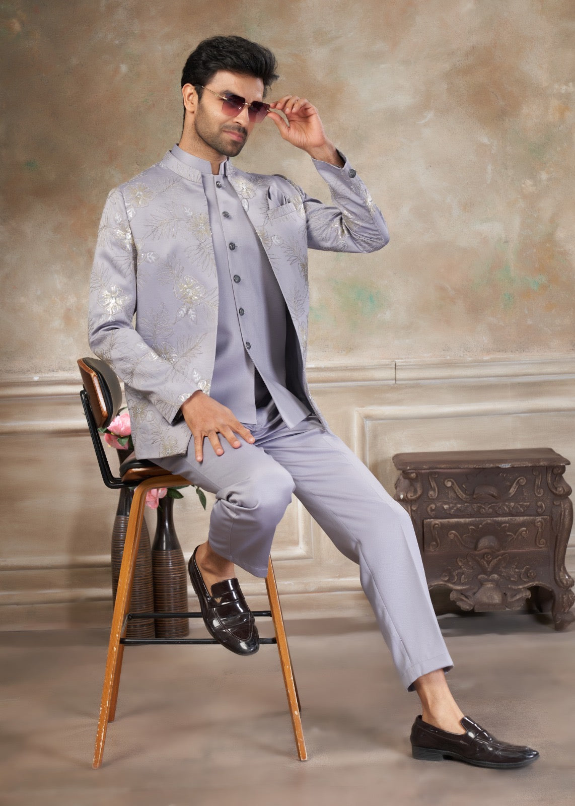 Ensemble Homme Costume Jodhpuri  Gris Clair Avec Poche Sur Veste Haut de Gamme en Terry Rayon avec Broderies et Sequins COLLECTION KANWAR