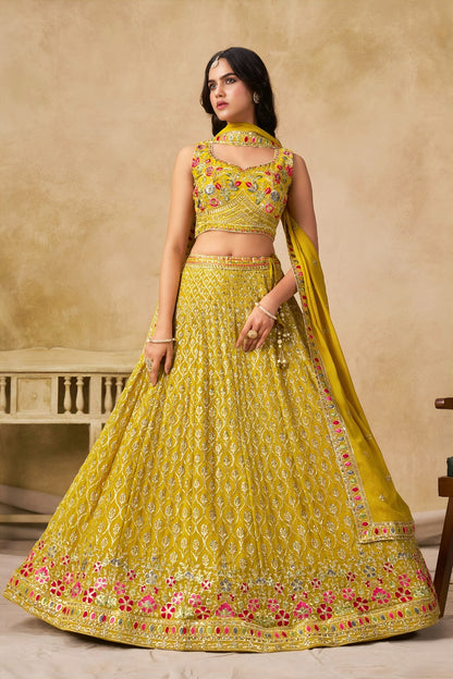 Lehenga jaune haldi avec broderies romantiques de fleurs COLLECTION MONICA