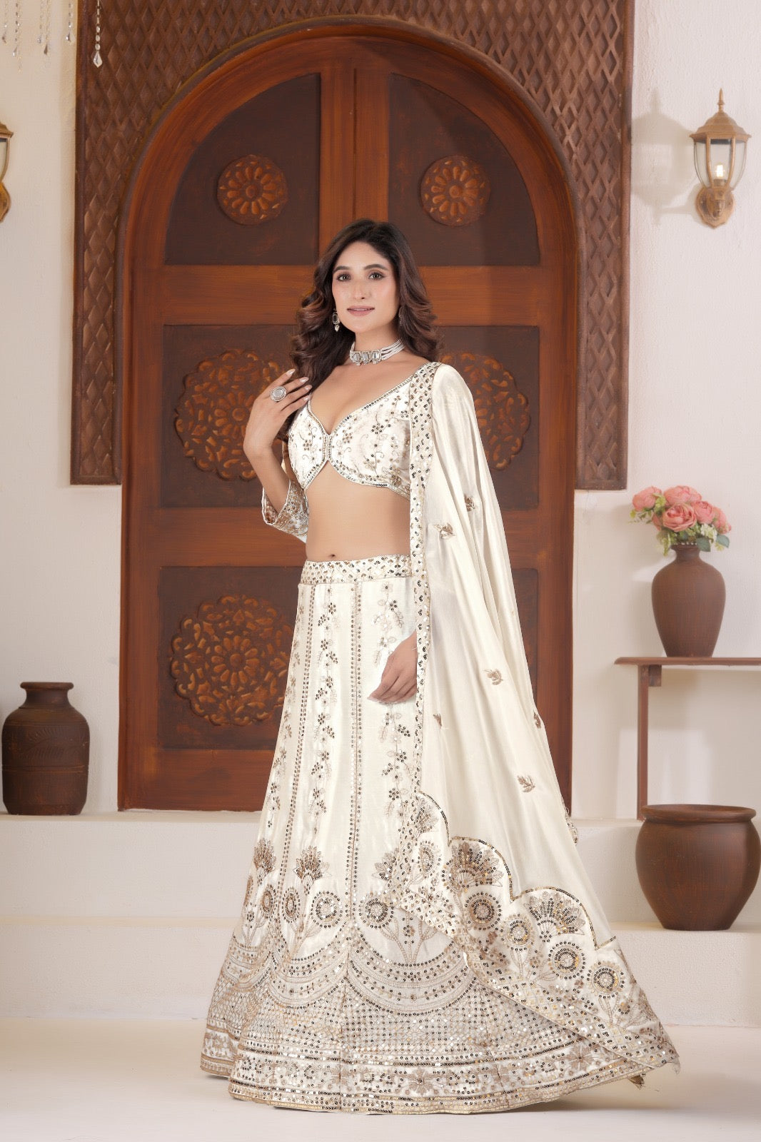 Lehenga blanc cygne scintillant en soie chinon et zari COLLECTION SANIYA