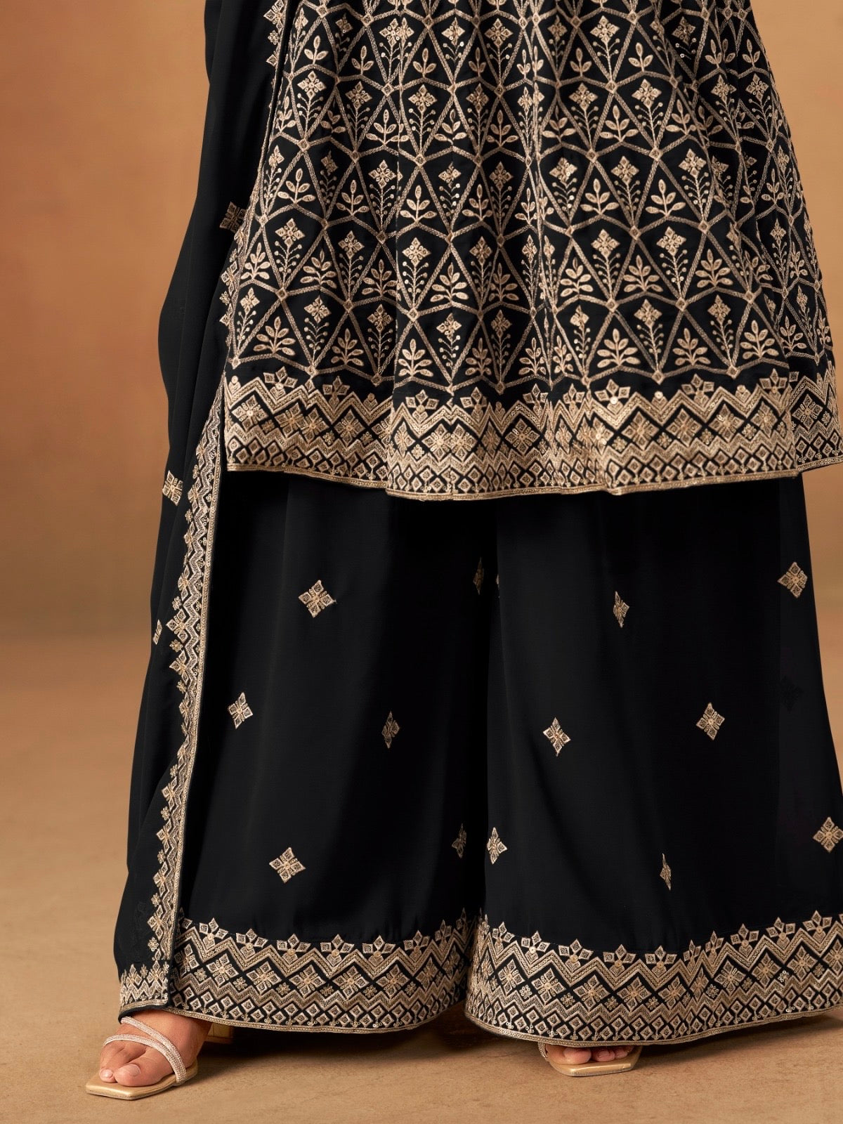 Salwar Palazzo noir en faux georgette avec ornements COLLECTION ELINA