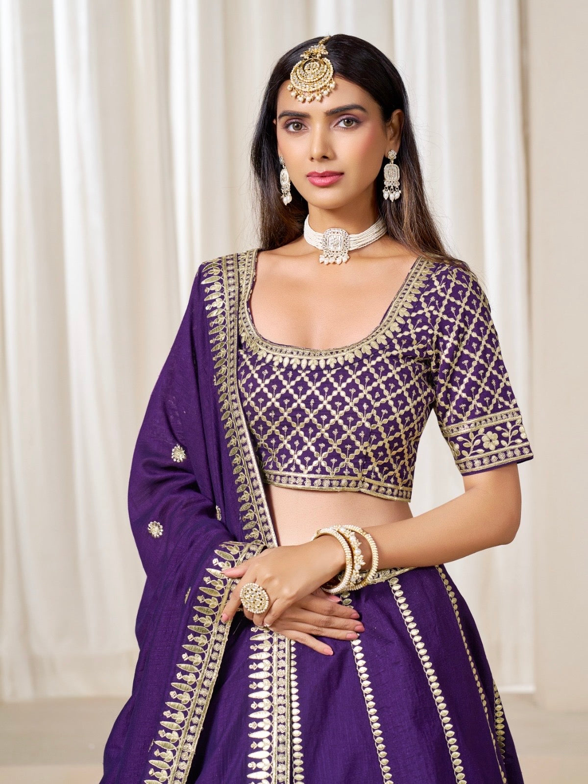 Eleganter rosa-grauer Braut-Lehenga mit Zarkan-Stickerei und Pailletten