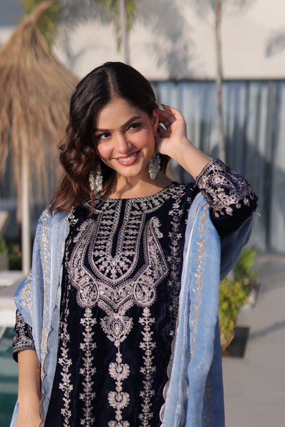 Ensemble Salwar bleu foncé et clair en velours premium et broderies zari
