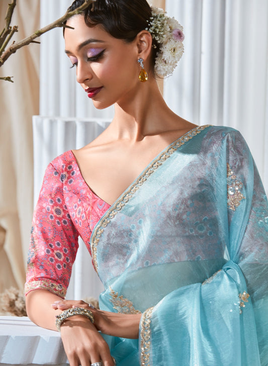 Grüner Glasseiden-Sari mit mehrfarbiger roter Blumenbluse und Digitaldruck, Pailletten- und Fadenstickerei
