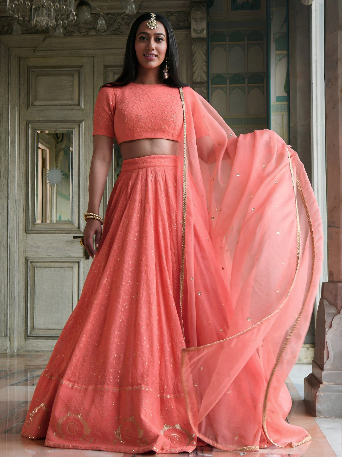 Lehenga rose pêche en georgette léger avec travail traditionnel