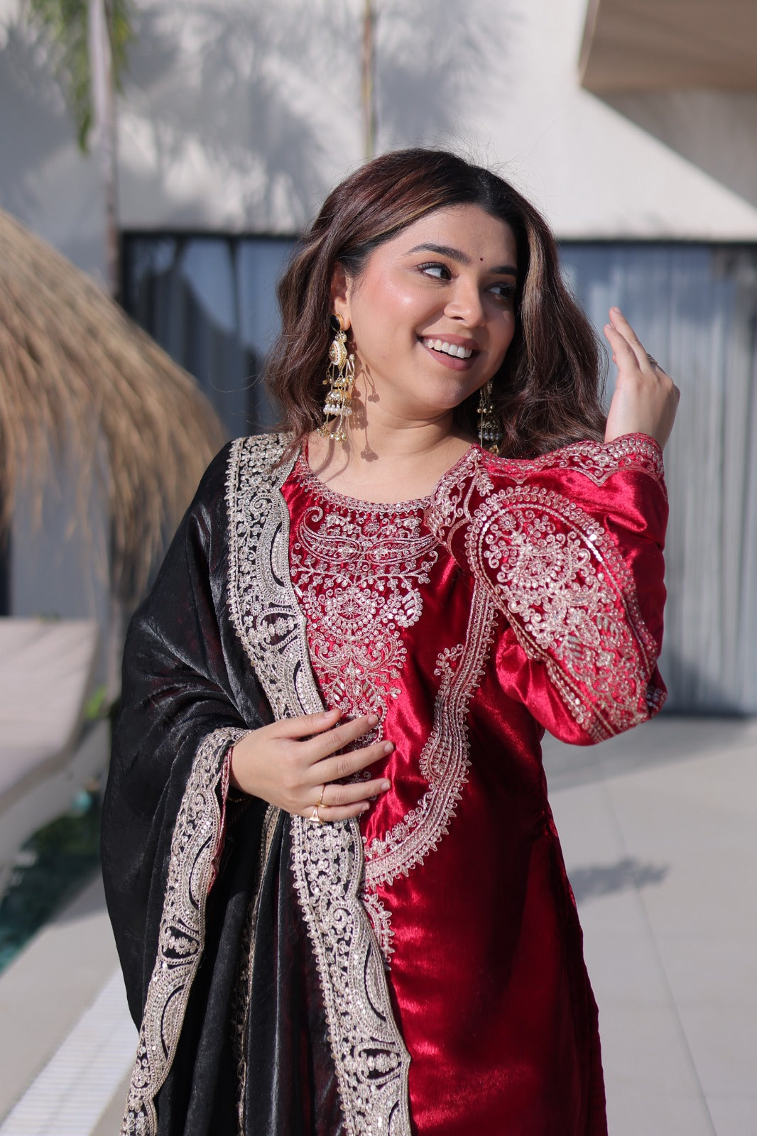 Ensemble Salwar rouge et noir en velours léger de qualité et broderies zari