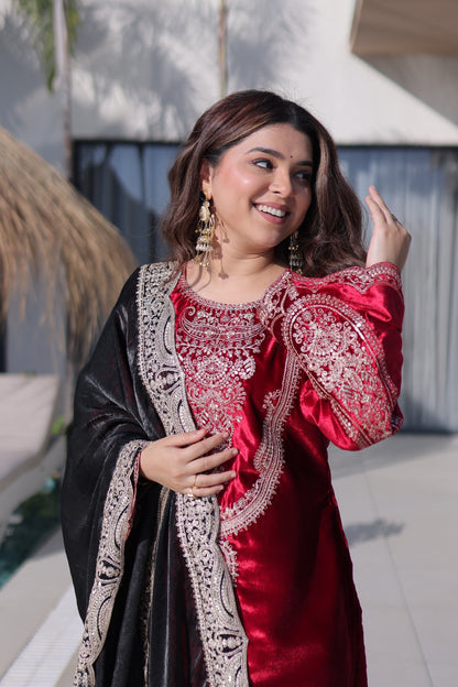 Ensemble Salwar rouge et noir en velours léger de qualité et broderies zari