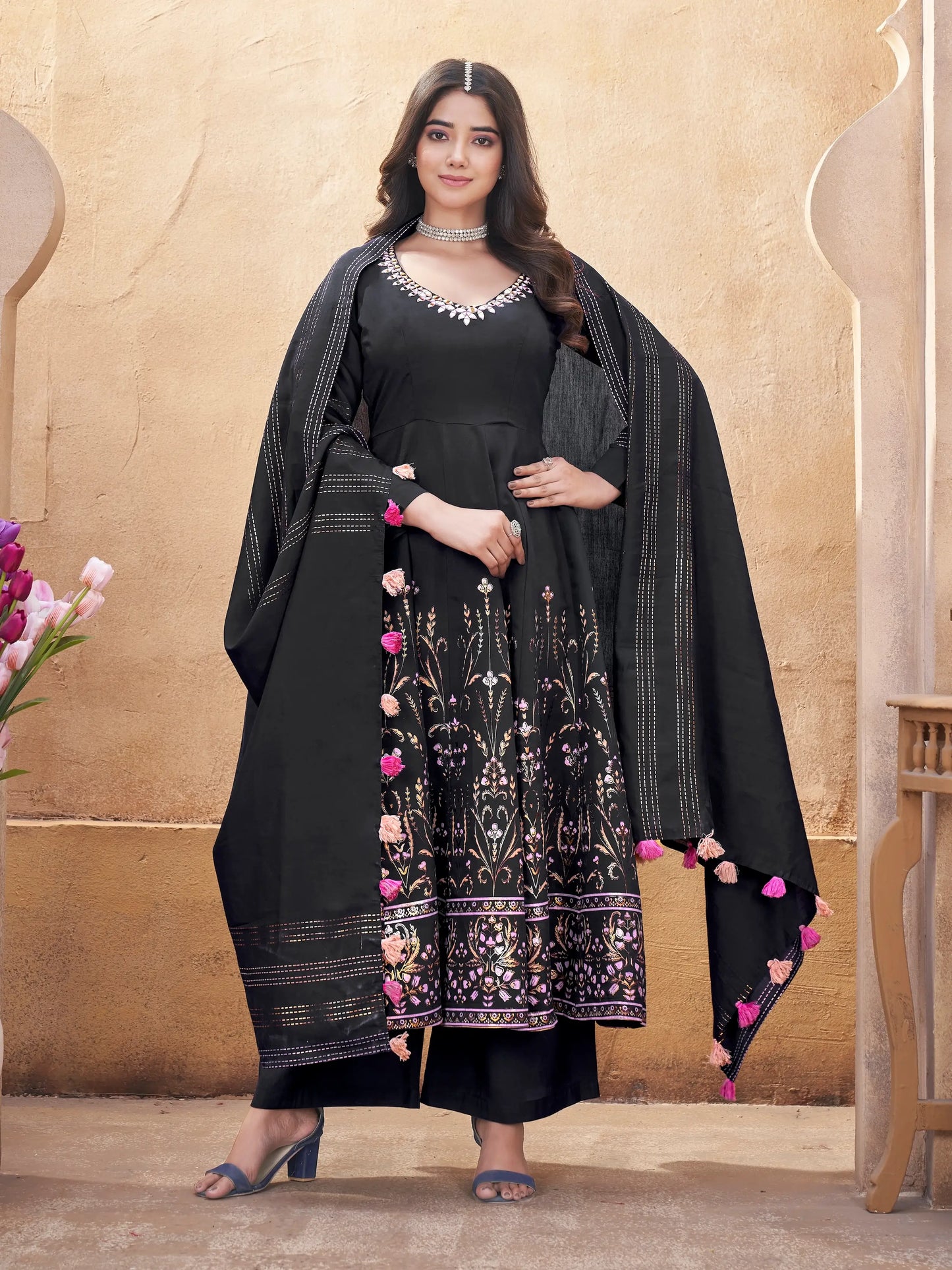 Salwar Suit en Soie Noir avec Broderie en Miroir et Impression en Feuille Métallique