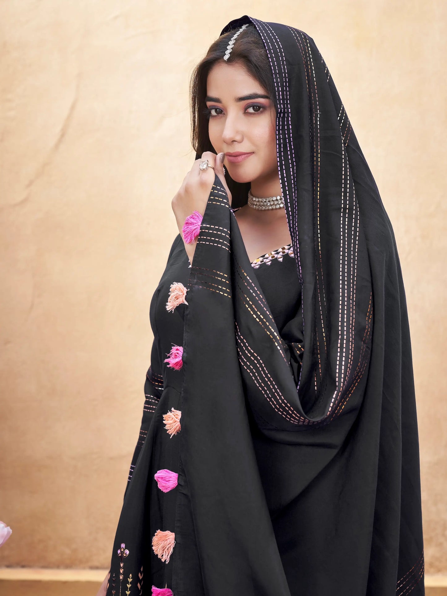 Salwar Suit en Soie Noir avec Broderie en Miroir et Impression en Feuille Métallique
