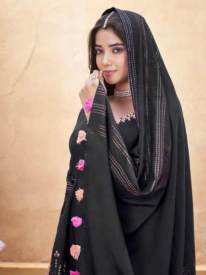 Salwar Suit en Soie Noir avec Broderie en Miroir et Impression en Feuille Métallique