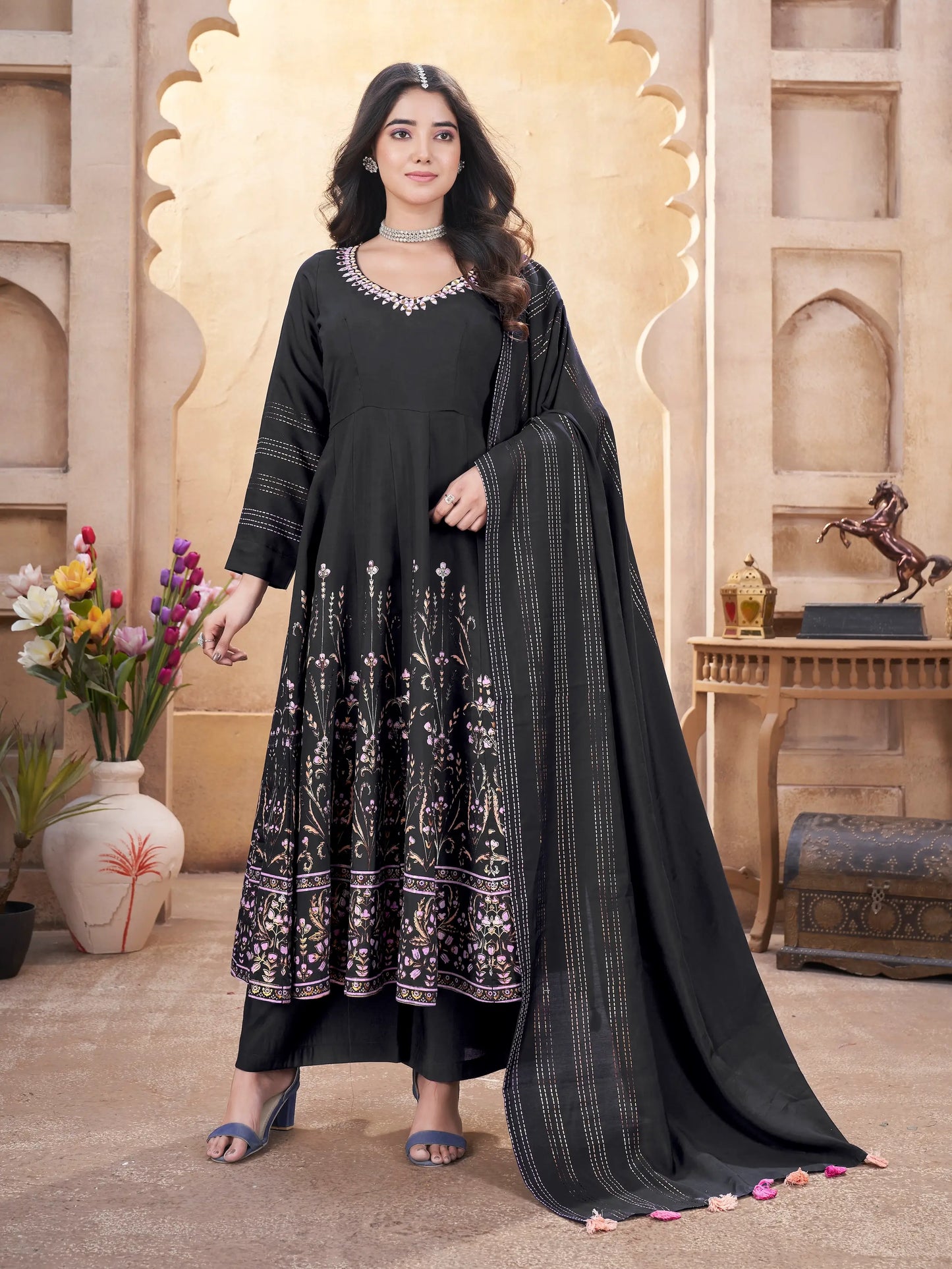 Salwar Suit en Soie Noir avec Broderie en Miroir et Impression en Feuille Métallique