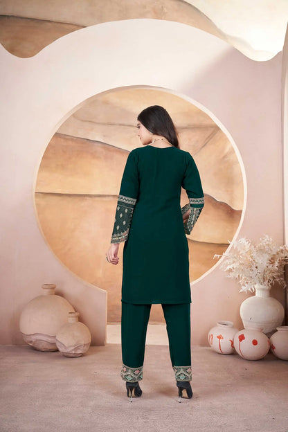 Ensemble salwar vert en georgette avec broderie et travail de Siroski