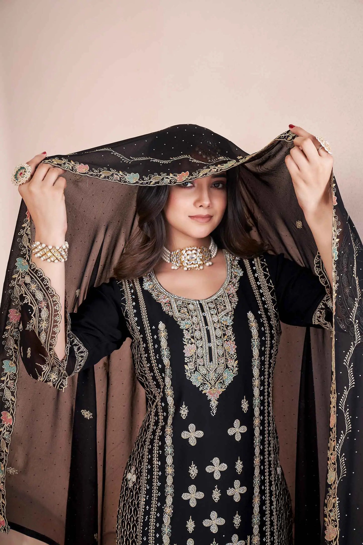 Ensemble salwar noir en georgette avec broderie et travail de Siroski