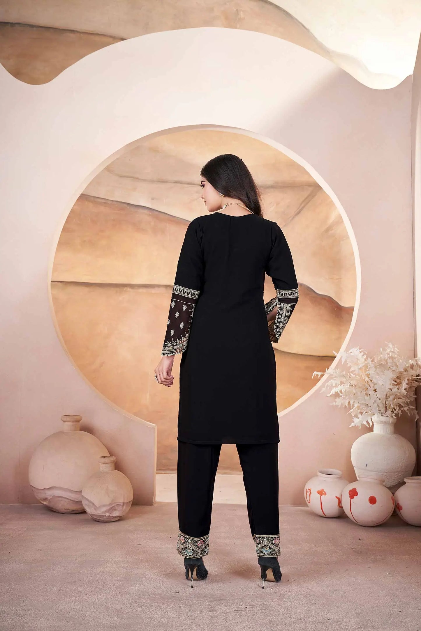 Ensemble salwar noir en georgette avec broderie et travail de Siroski
